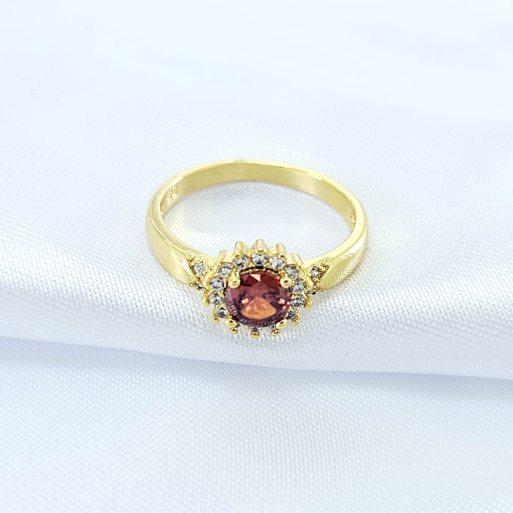 Anel com pedra laranja detalhe cravejado