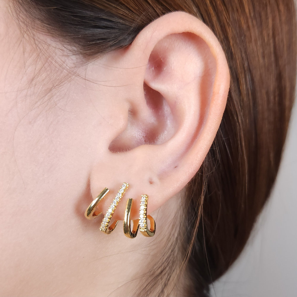 Brinco com quatro fios detalhe cravejado