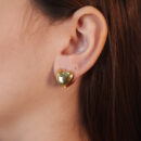 Argola de coração com detalhe martelado dourada