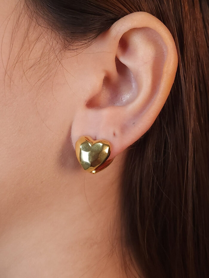 Argola de coração com detalhe martelado dourada