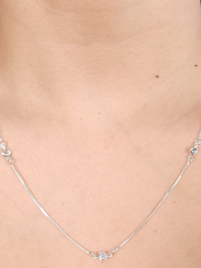 Gargantilha longuinho com pontos de luz redondo cristal