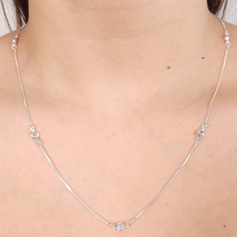 Gargantilha longuinho com pontos de luz redondo cristal