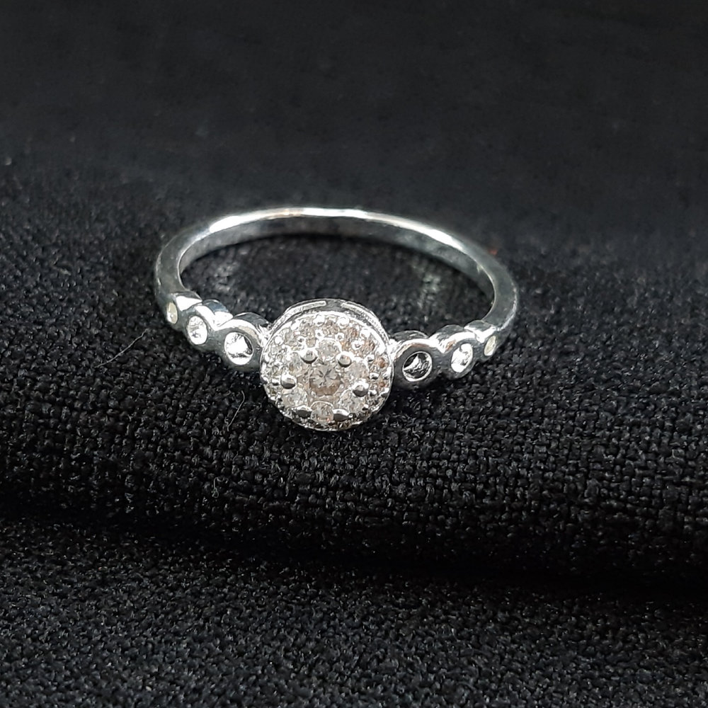 Anel redondo cravejado com detalhe vazado