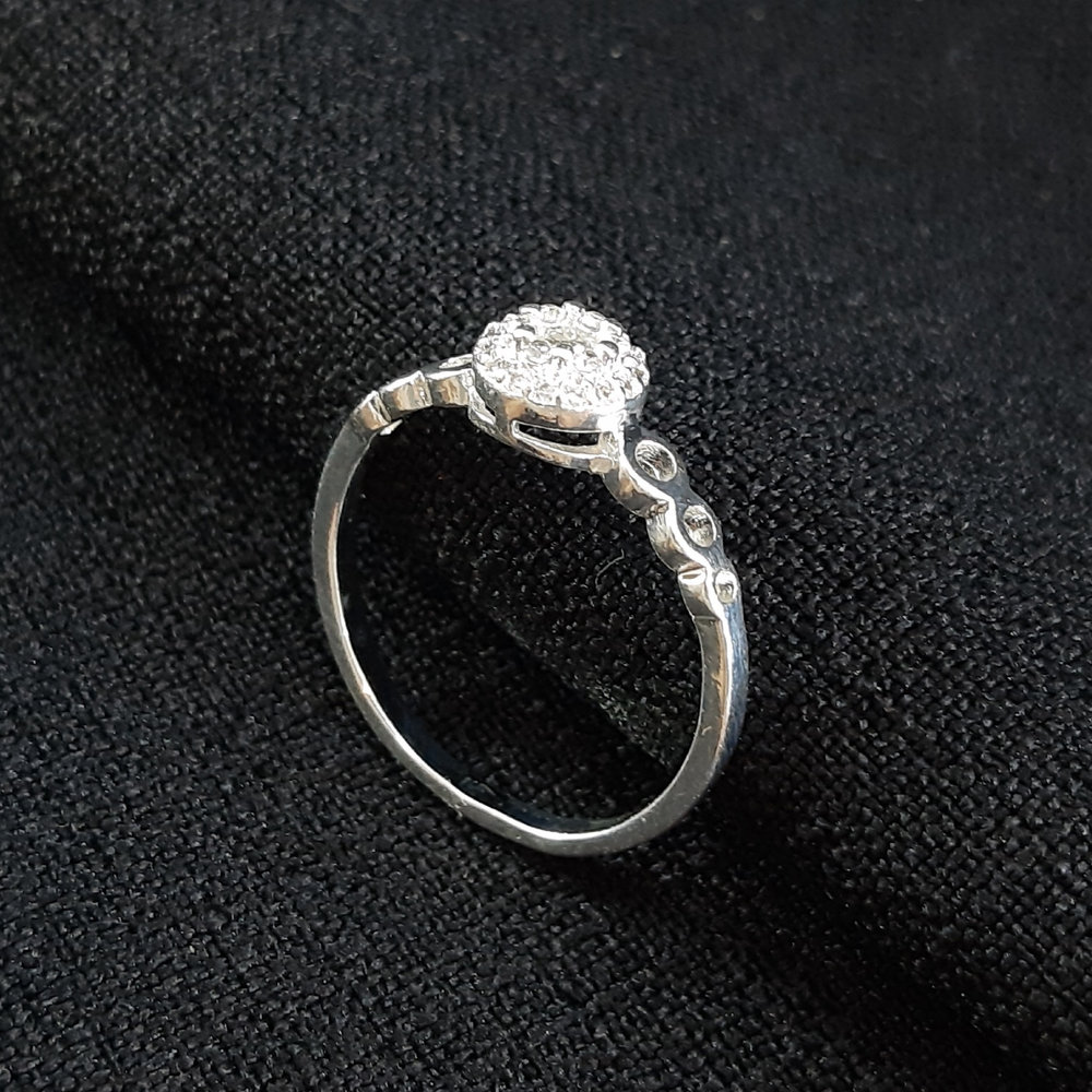 Anel redondo cravejado com detalhe vazado - Imagem 2