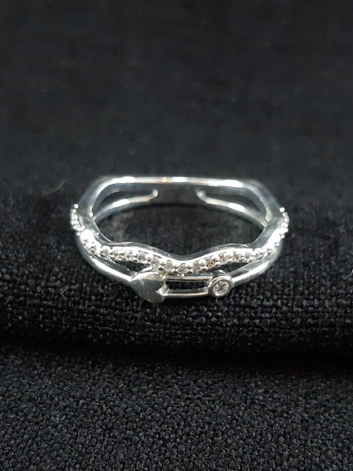 Anel dois fios liso e cravejado detalhado