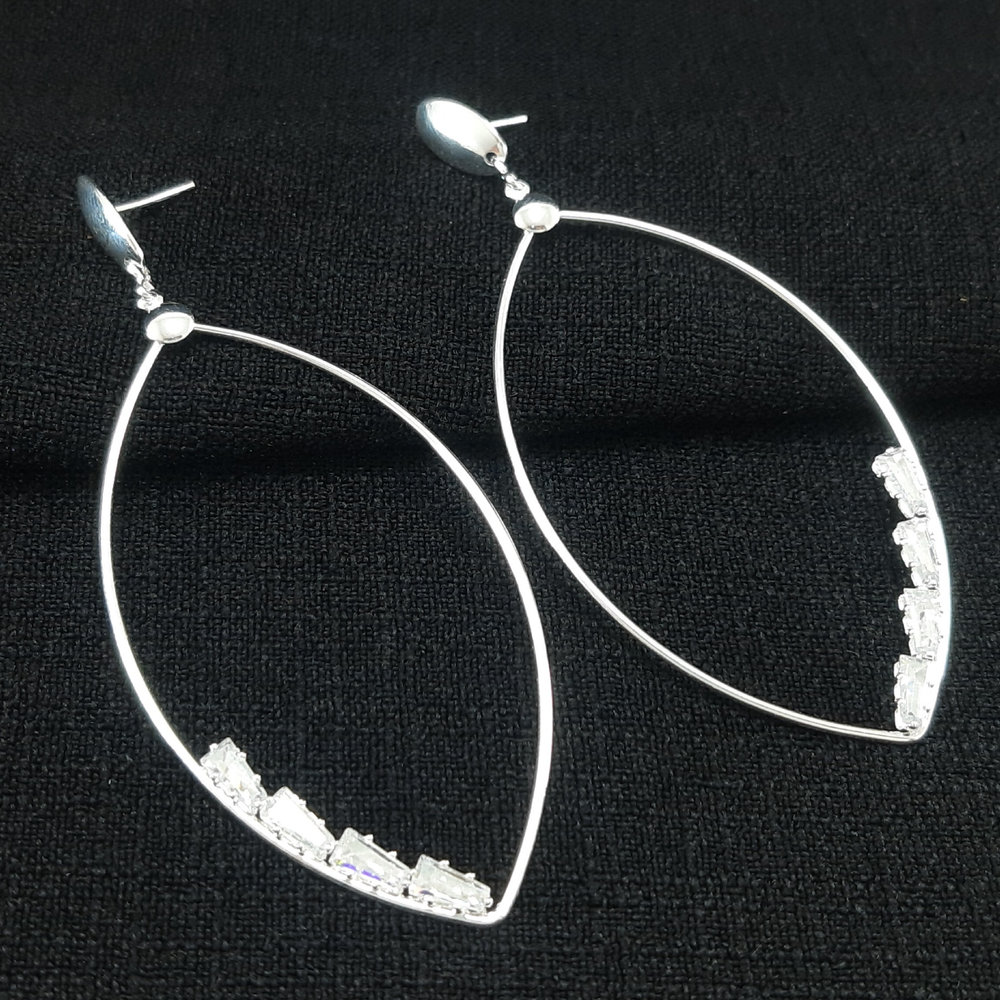 Brinco oval com pedras baguetes cristal - Imagem 2