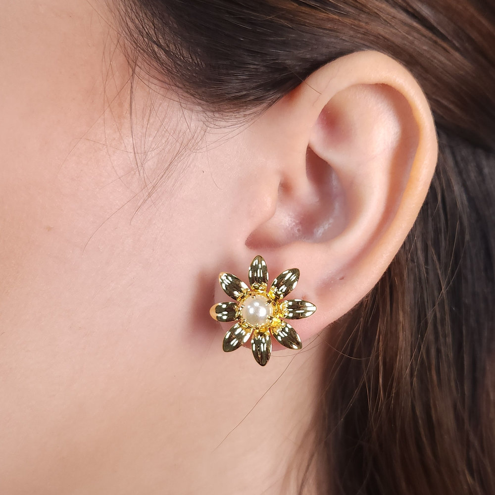 Brinco flor com pérola