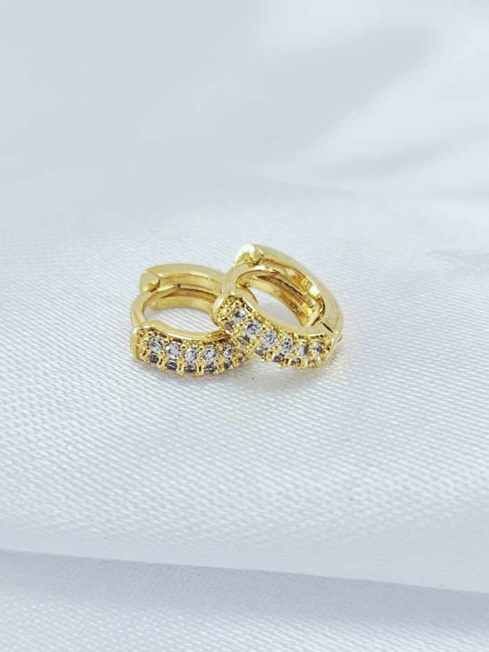 Argola cravejada com pedras cristal