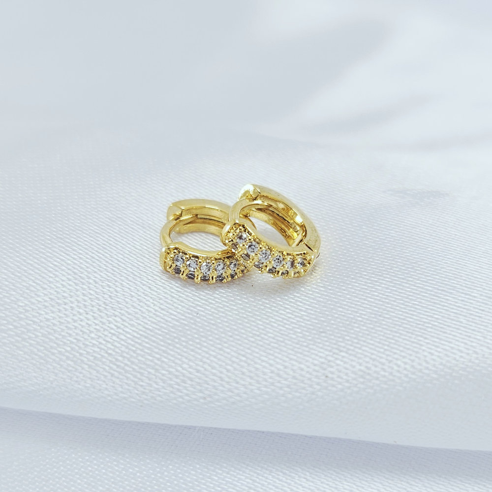 Argola cravejada com pedras cristal