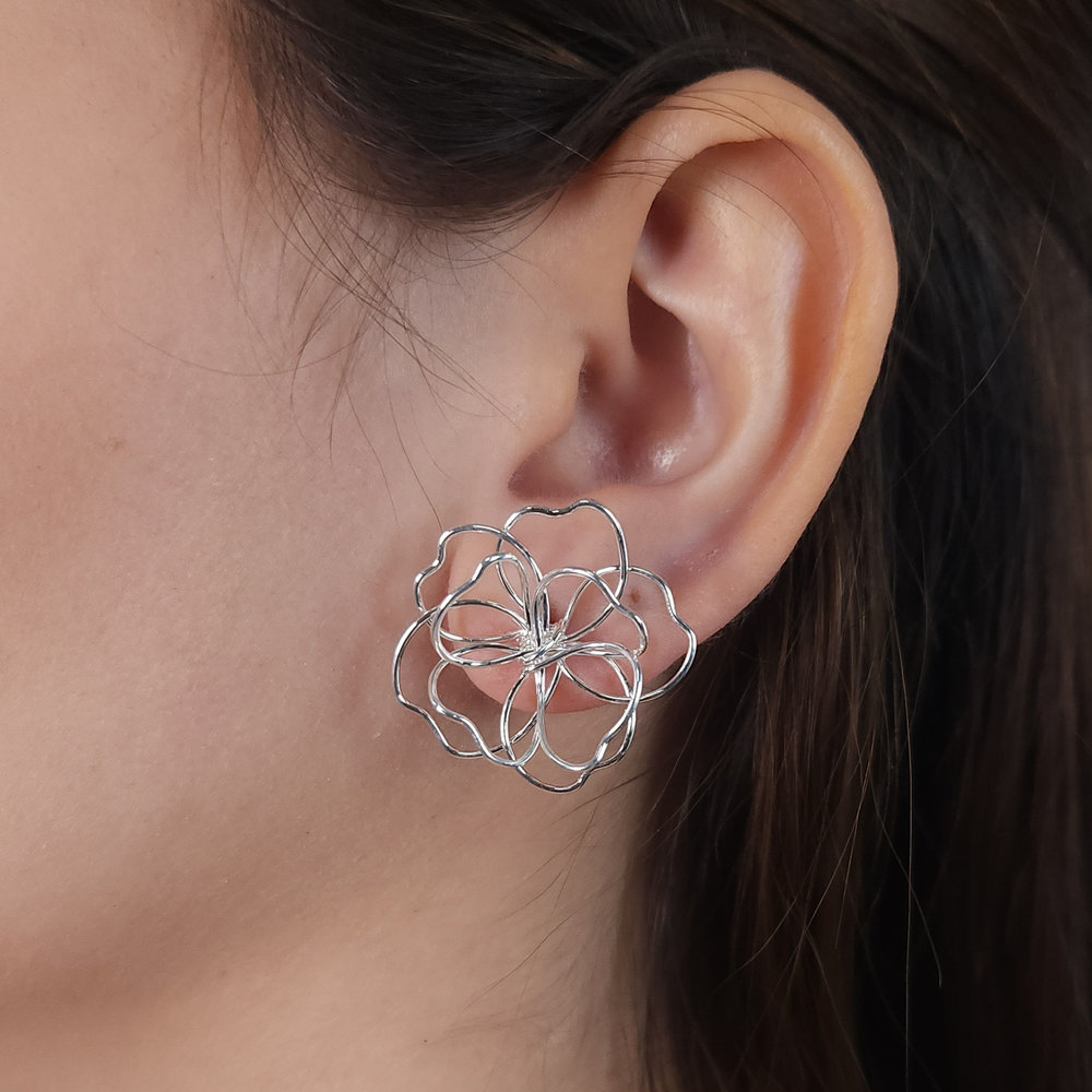 Brinco flor fio liso vazado