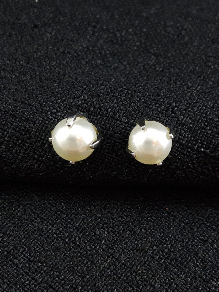 Brinco pérola base detalhada