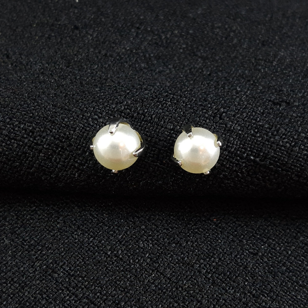 Brinco pérola base detalhada