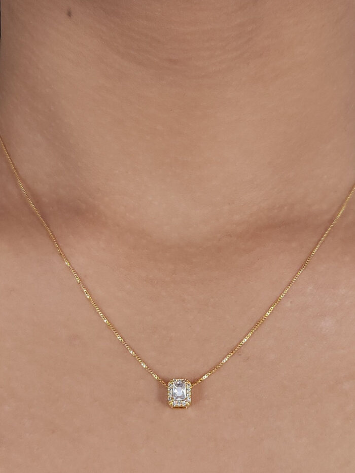 Gargantilha pingente quadrado borda cravejado