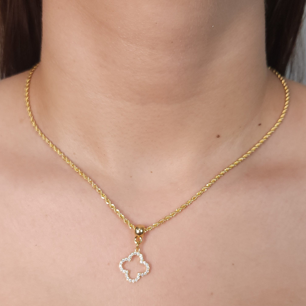 Gargantilha chocker com trevo cravejado vazado