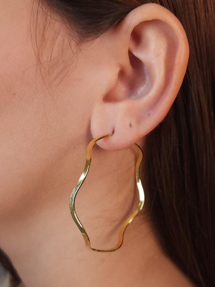 Argola com fio ondulado