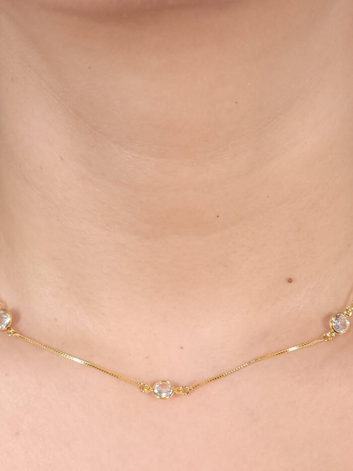 Gargantilha choker com ponto de luz