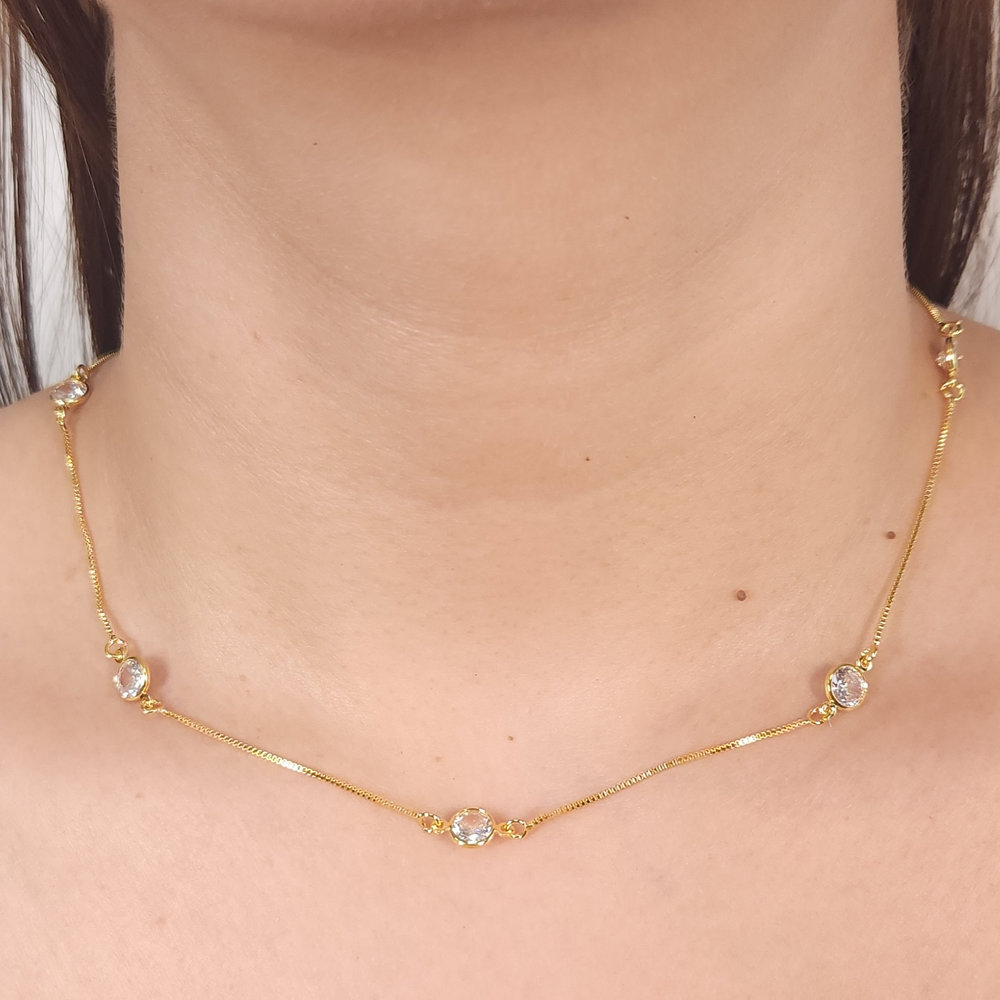 Gargantilha choker com ponto de luz