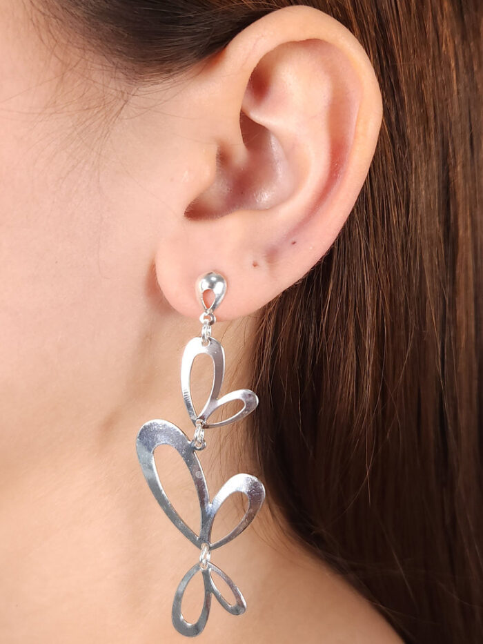 Brinco borboletas vazado com base oval