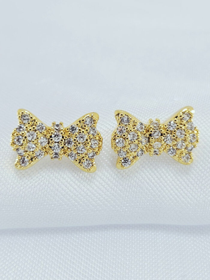 Brinco modelo laço cravejado