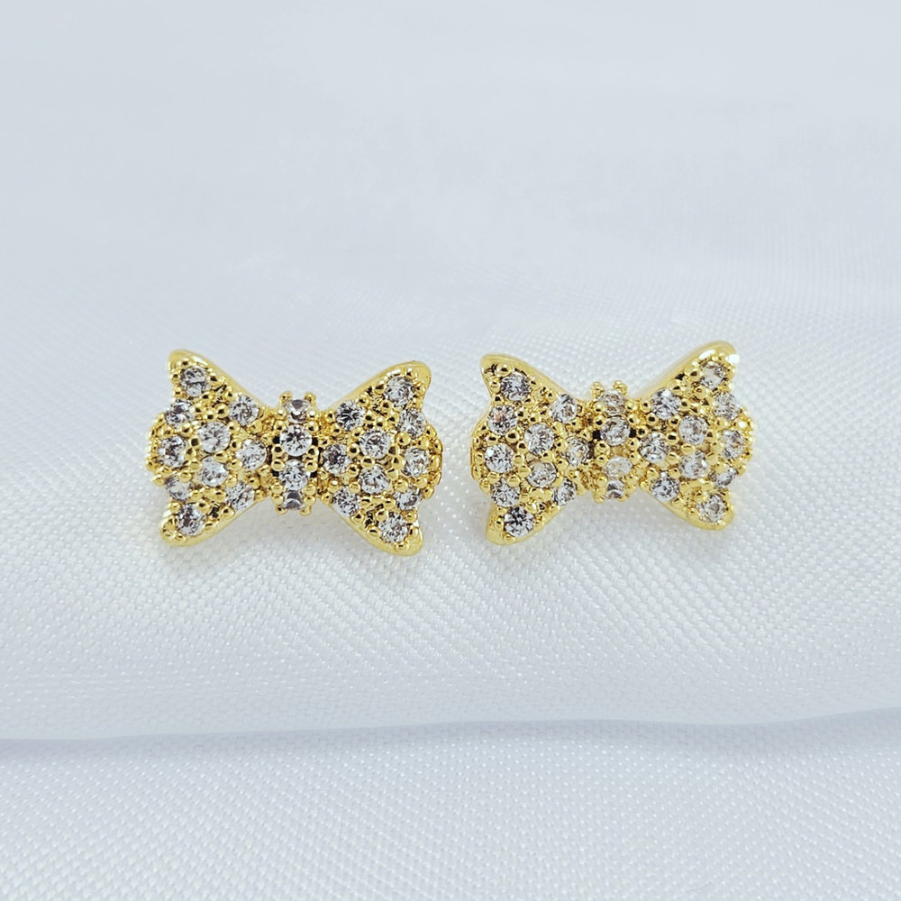 Brinco modelo laço cravejado