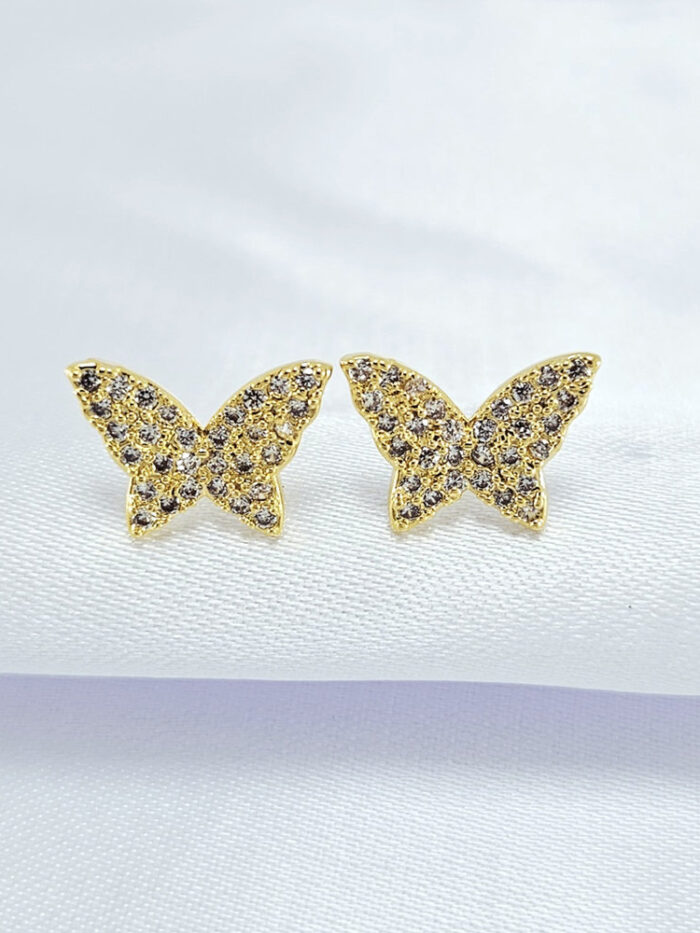 Brinco formato borboleta cravejado em zircônia
