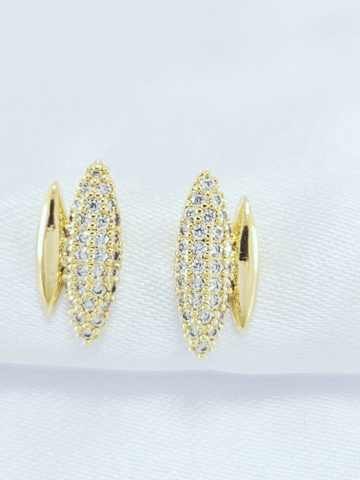 Brinco oval cravejado e liso