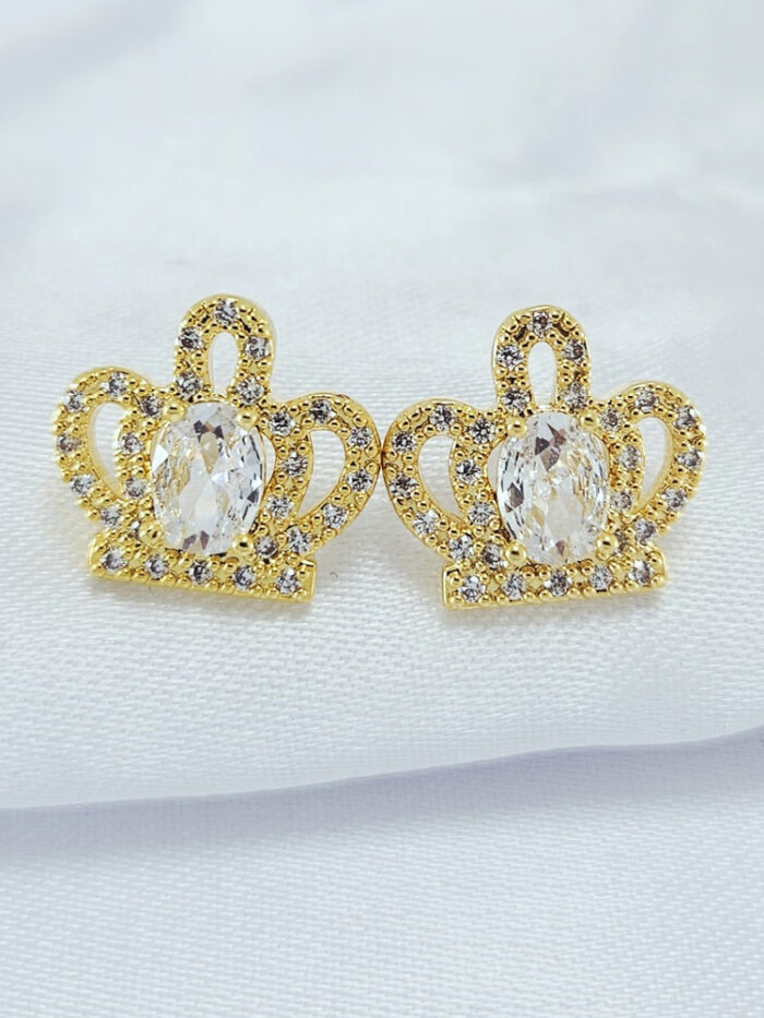 Brinco formato coroa com pedra oval cristal e fios cravejado