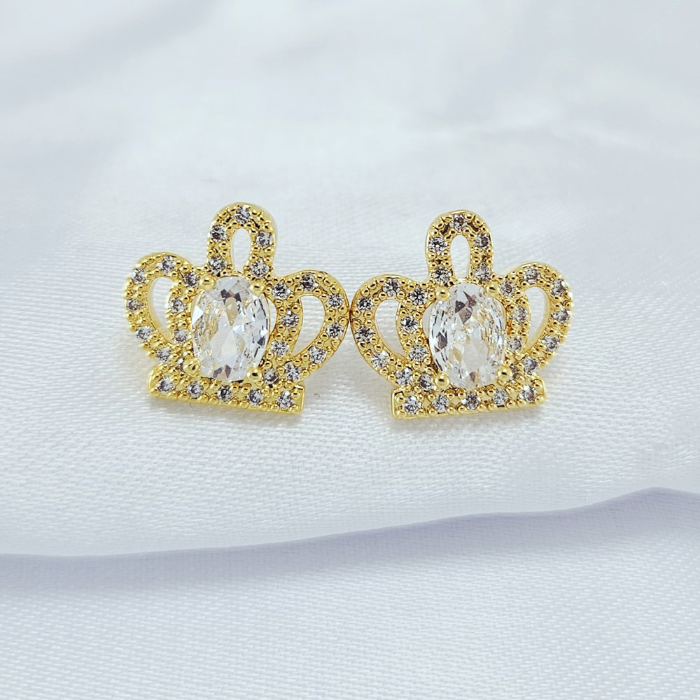 Brinco formato coroa com pedra oval cristal e fios cravejado