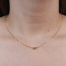 Gargantilha com pingente bola dourada