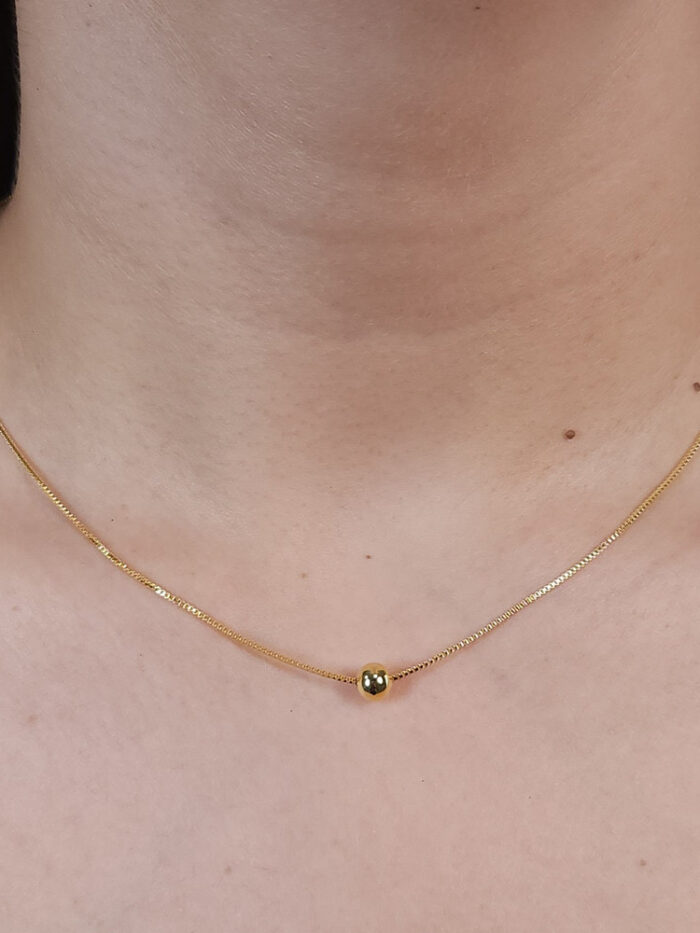 Gargantilha com pingente bola dourada