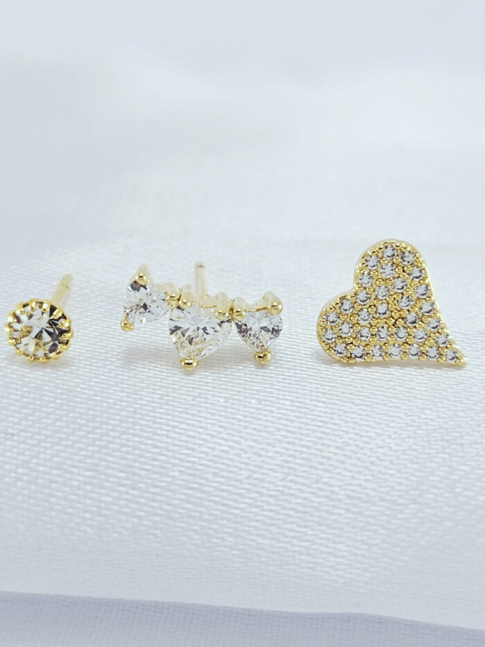 Trio de brincos ponto de luz, coração cravejado e fio corações cristal