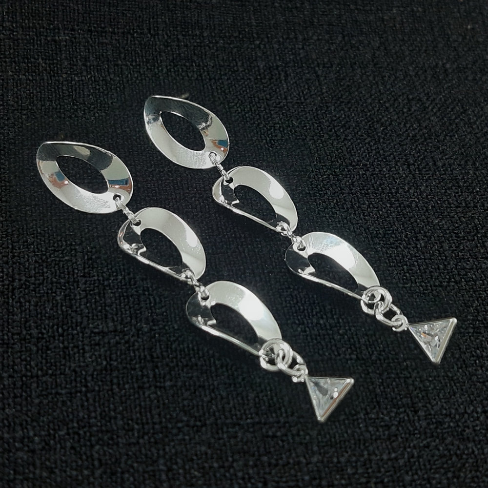 Brinco três elos com detalhe triângulo cristal - Imagem 2