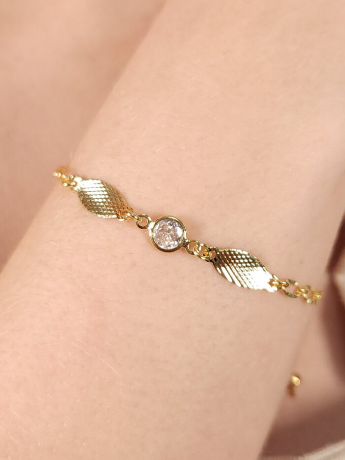 Pulseira placa dourado detalhado com ponto de luz