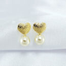 Brinco coração com detalhe em pérola