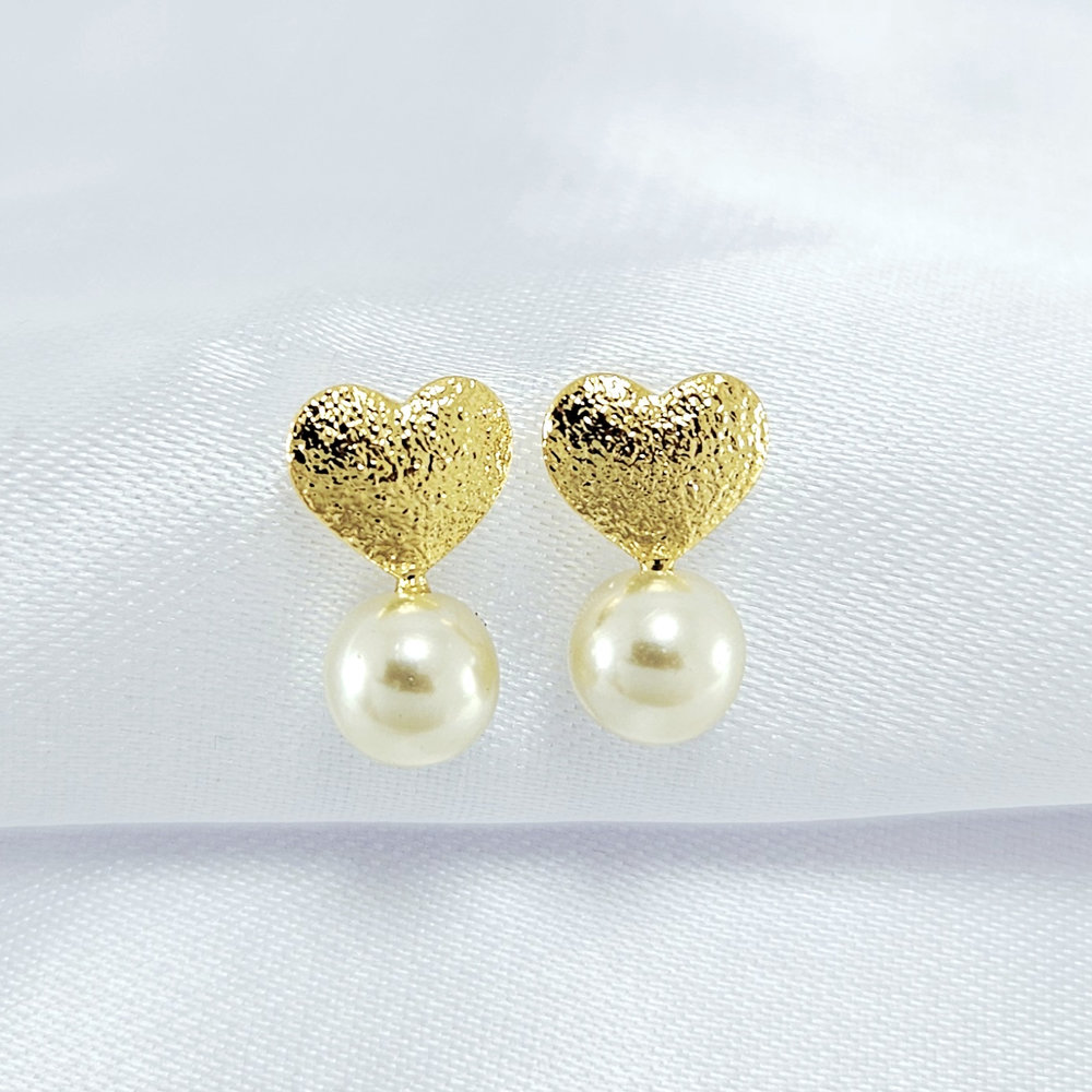 Brinco coração com detalhe em pérola
