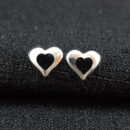 Brinco coração boleado vazado