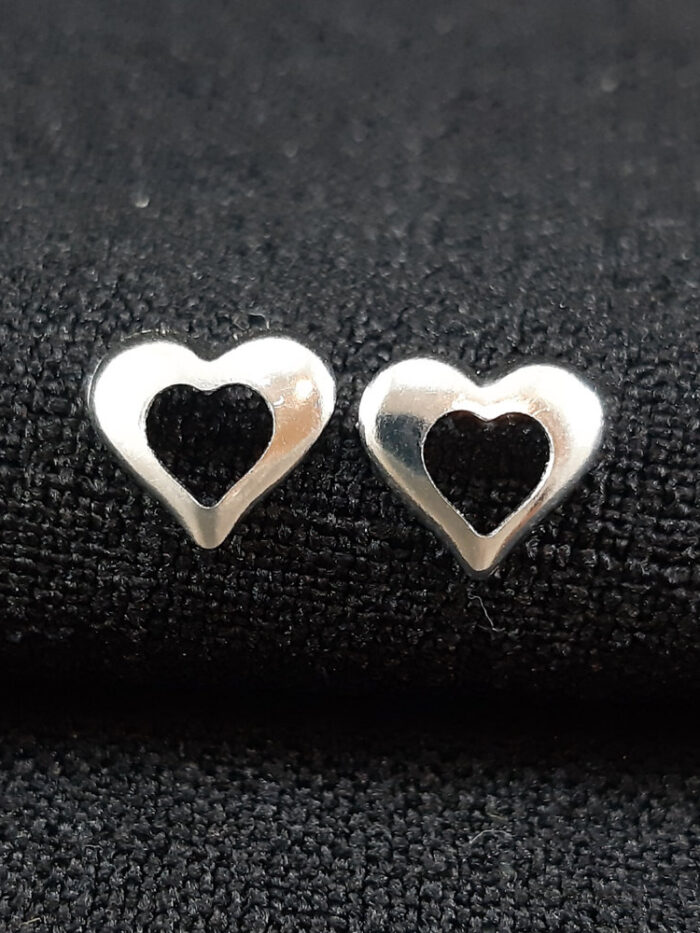 Brinco coração boleado vazado