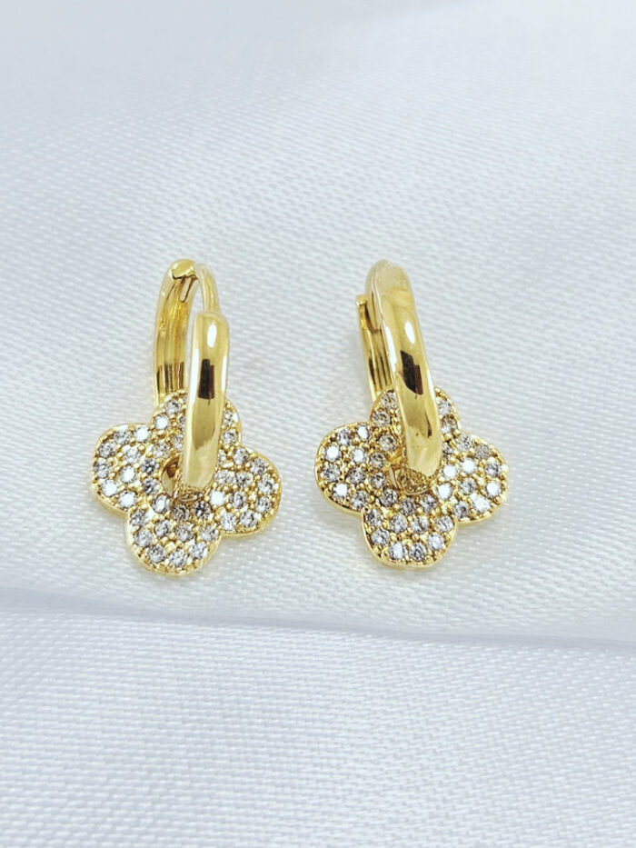 Argola trevo cravejado