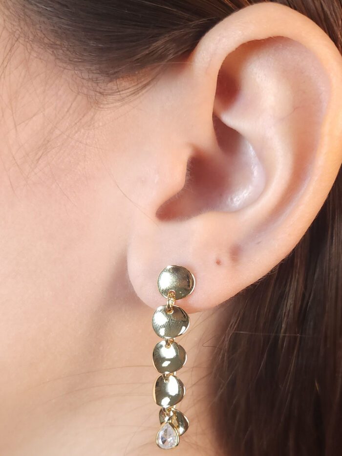 Brinco círculos chapeados com pedra gota