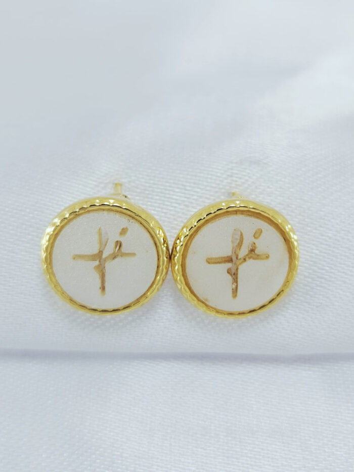 Brinco círculo  nome FÉ detalhe madre pérola