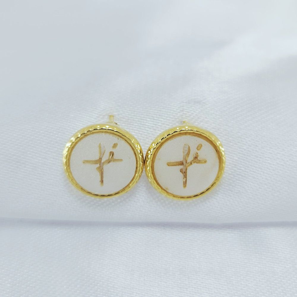 Brinco círculo nome FÉ detalhe madre pérola