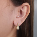 Brinco formato quadrado com detalhe cravejado