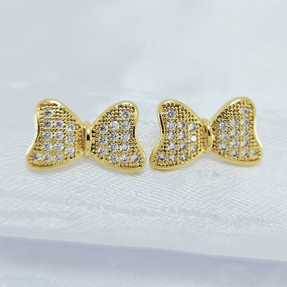 Brinco formato laço cravejado