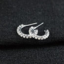 Argola cravejada em zircônia