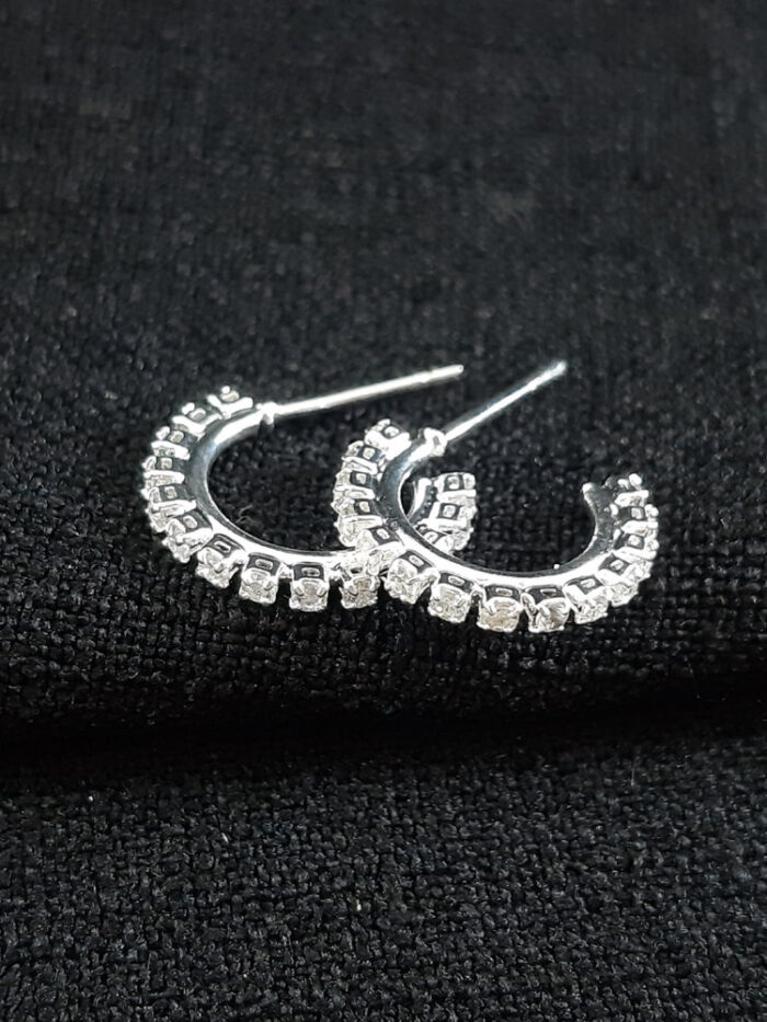 Argola cravejada em zircônia