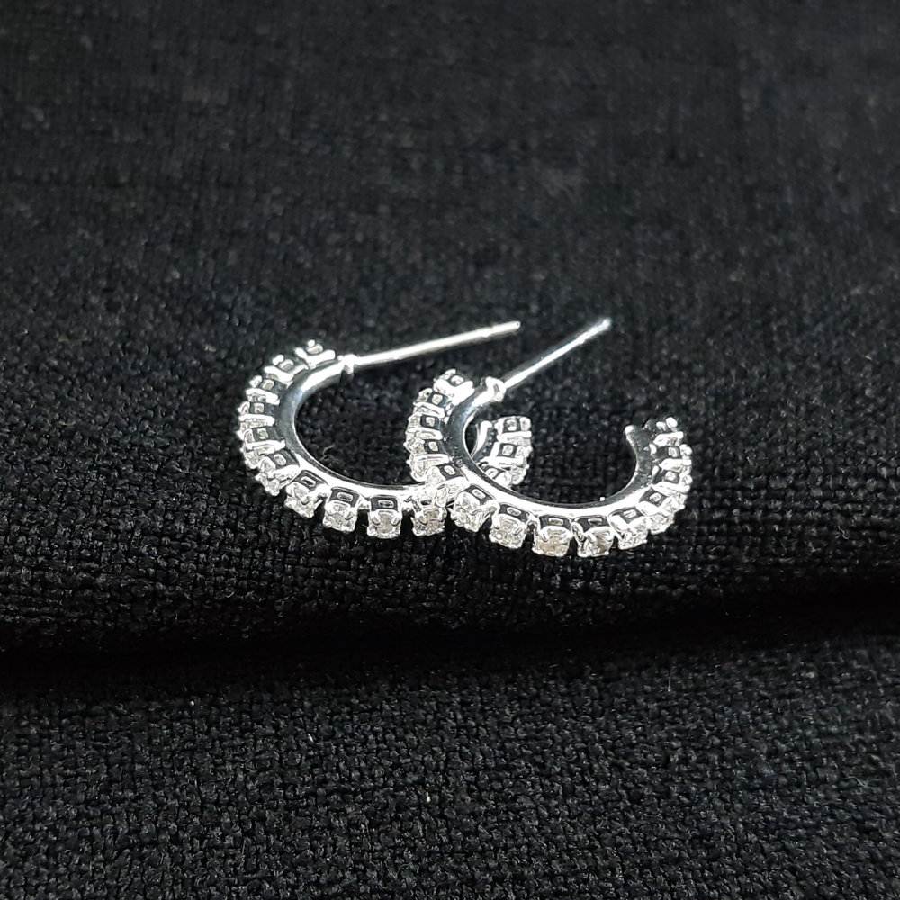 Argola cravejada em zircônia