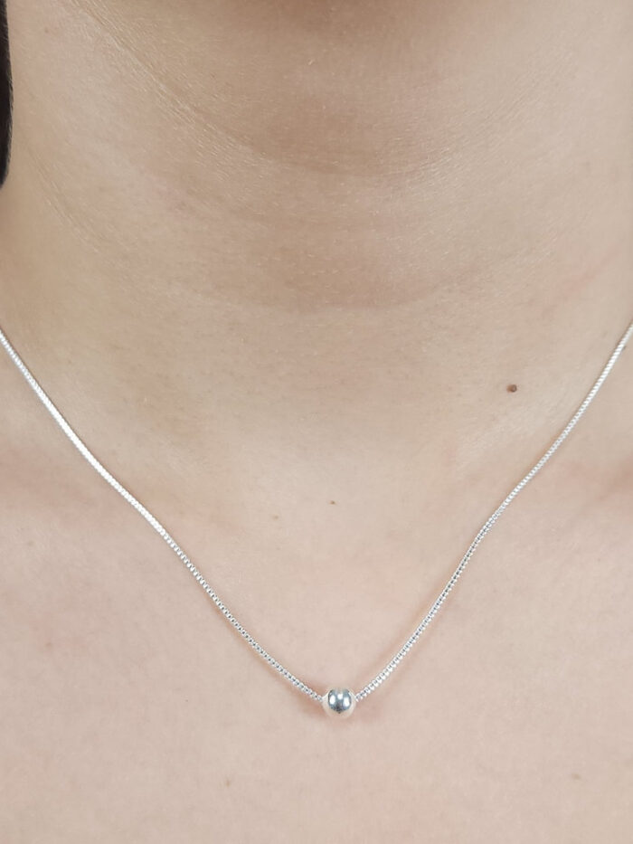 Gargantilha com bola prateada