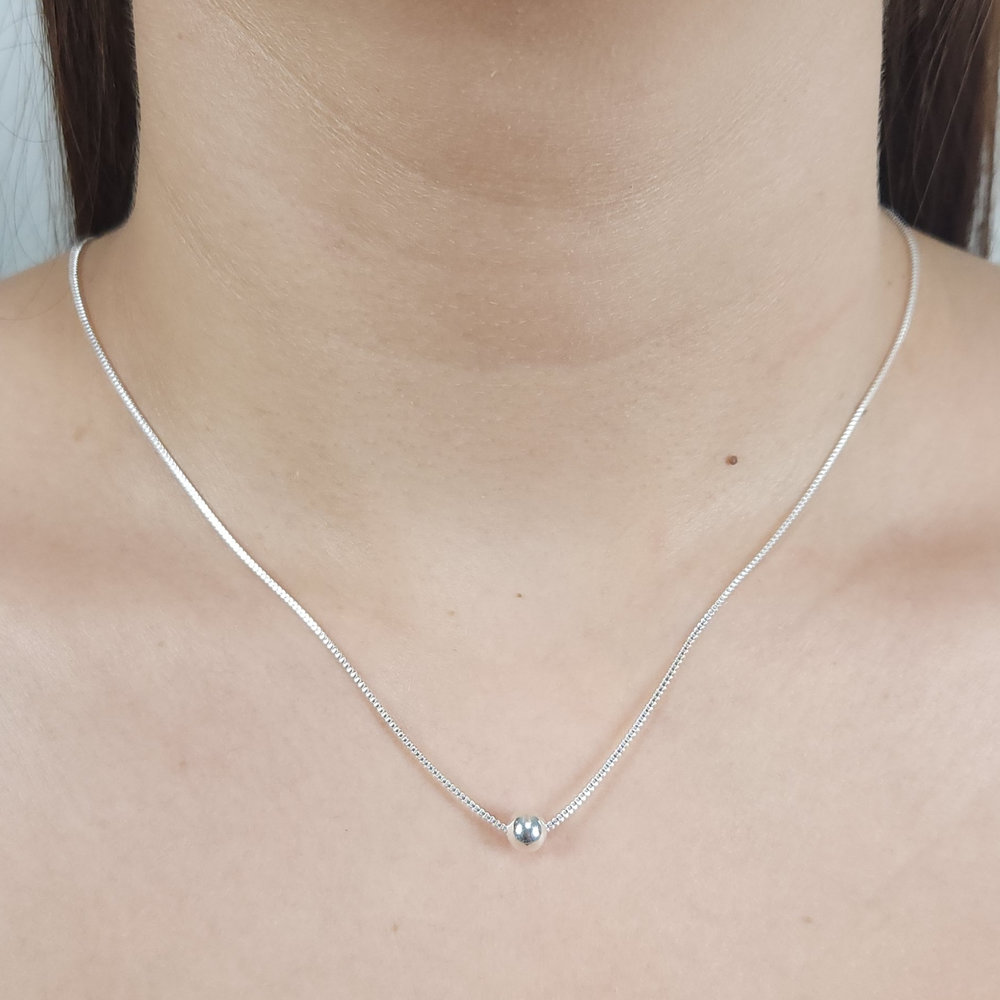 Gargantilha com bola prateada