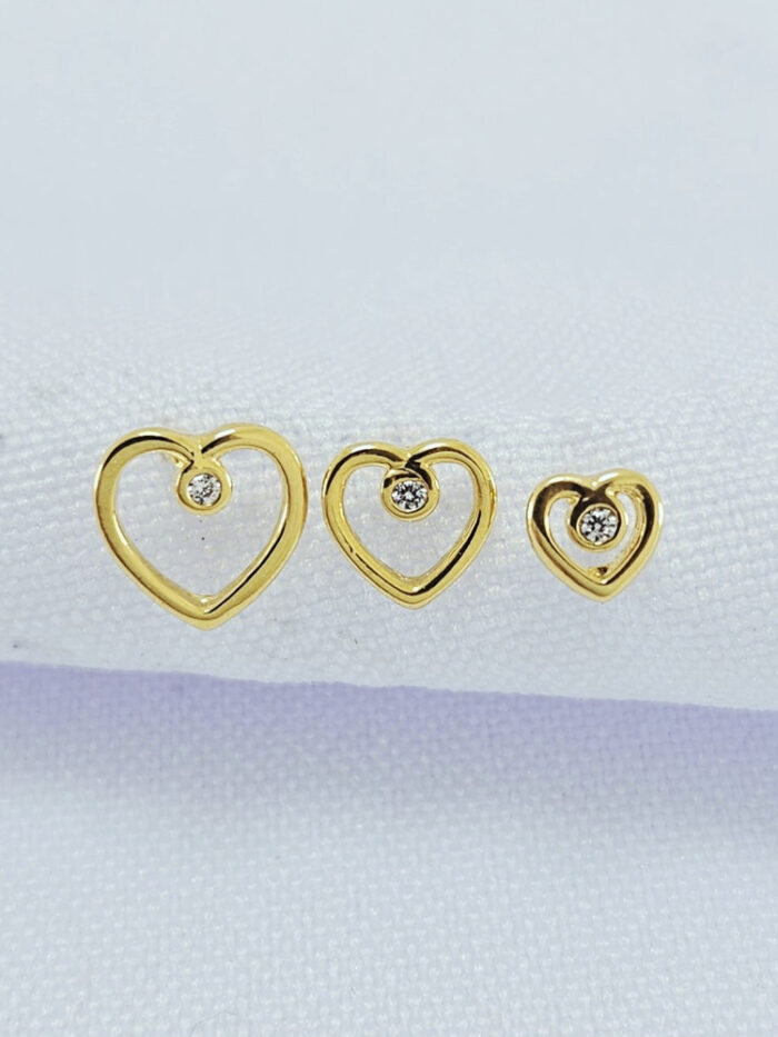 Brinco trio coração vazado detalhe em pedra cristal