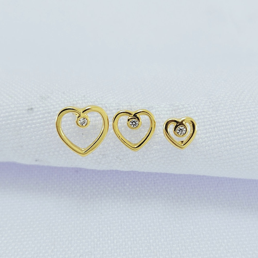 Brinco trio coração vazado detalhe em pedra cristal